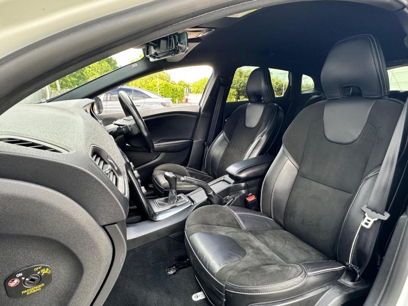 VOLVO V40
